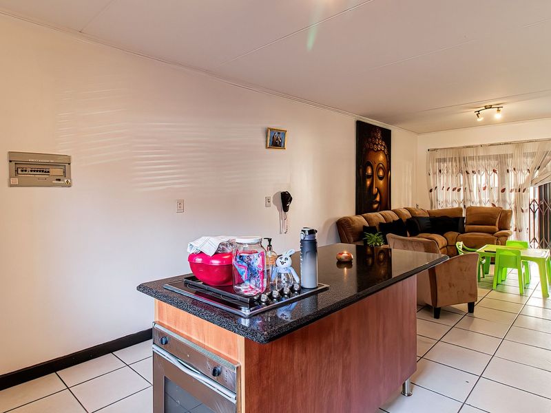 Spacious Garden Apartment Offering Comfort, Privacy & Exceptional Value - Photo 5