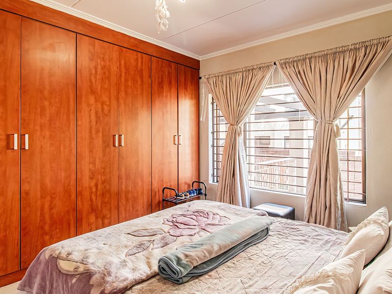 Spacious Garden Apartment Offering Comfort, Privacy & Exceptional Value - Photo 10