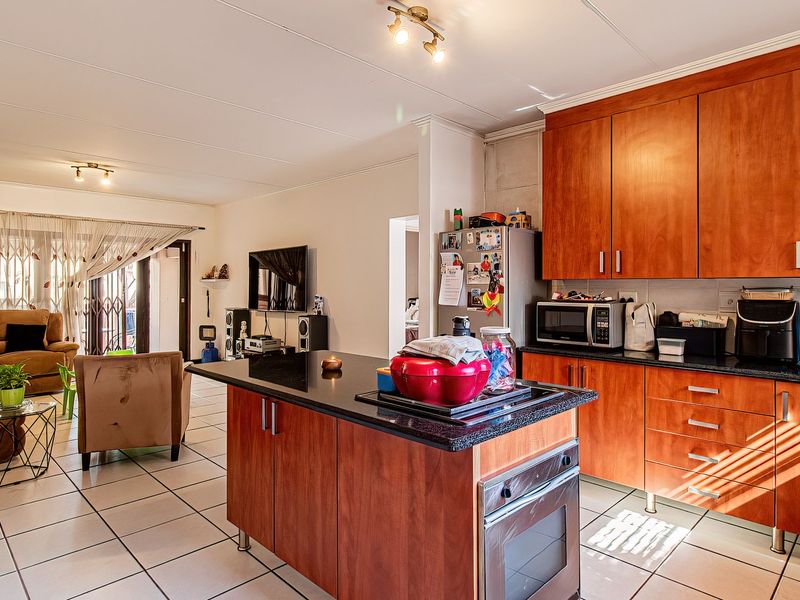 Spacious Garden Apartment Offering Comfort, Privacy & Exceptional Value - Photo 8