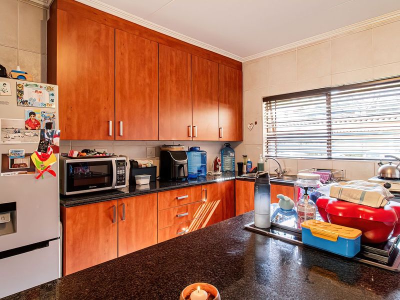 Spacious Garden Apartment Offering Comfort, Privacy & Exceptional Value - Photo 6