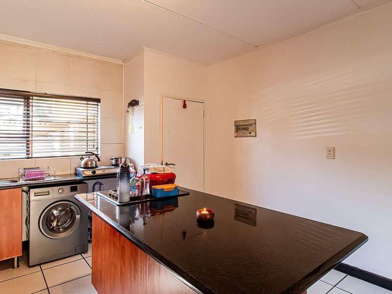 Spacious Garden Apartment Offering Comfort, Privacy & Exceptional Value - Photo 7