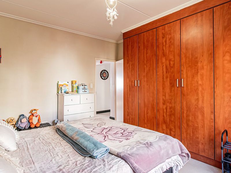 Spacious Garden Apartment Offering Comfort, Privacy & Exceptional Value - Photo 9