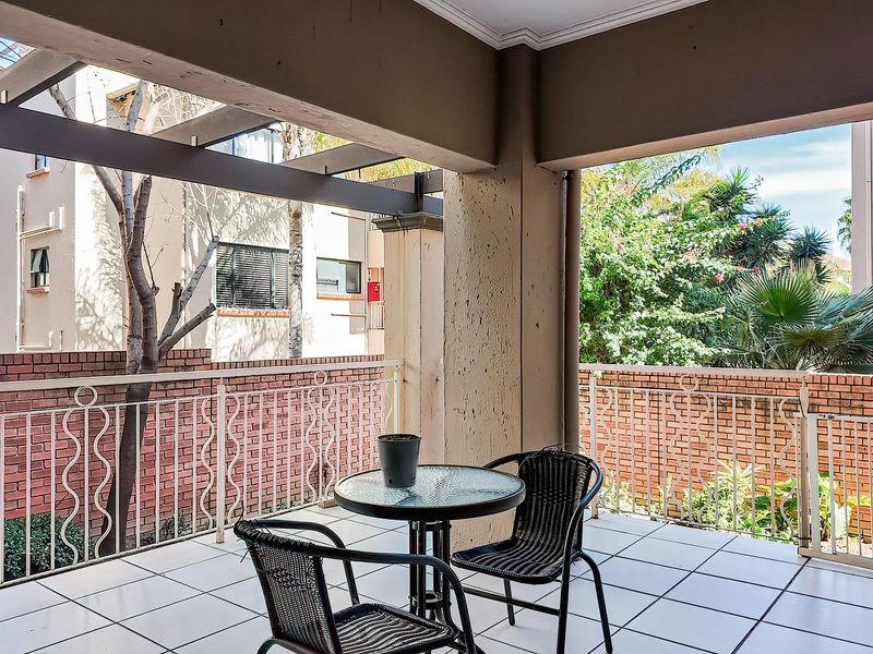 Spacious Garden Apartment Offering Comfort, Privacy & Exceptional Value - Photo 2