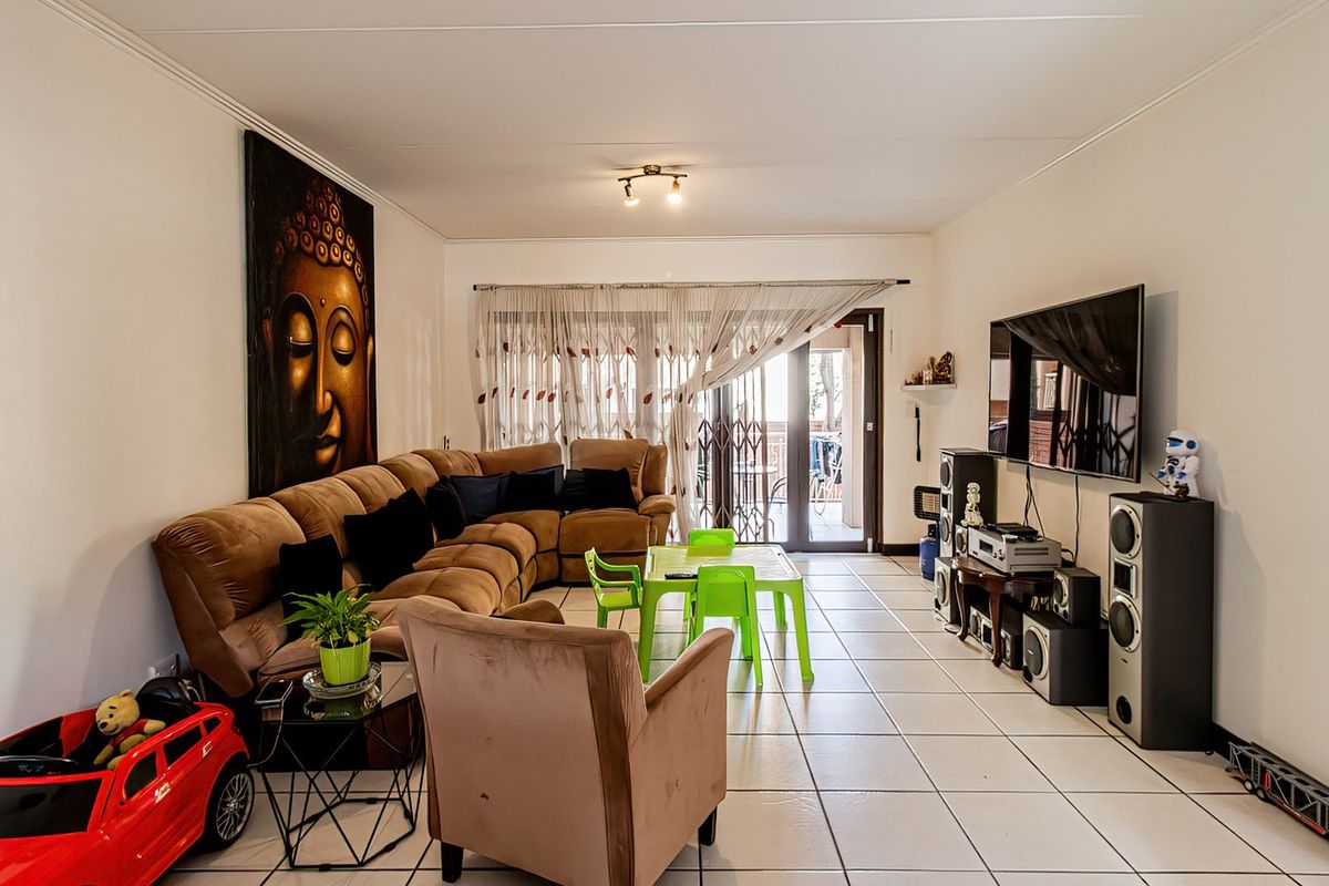 Spacious Garden Apartment Offering Comfort, Privacy & Exceptional Value - Photo 3