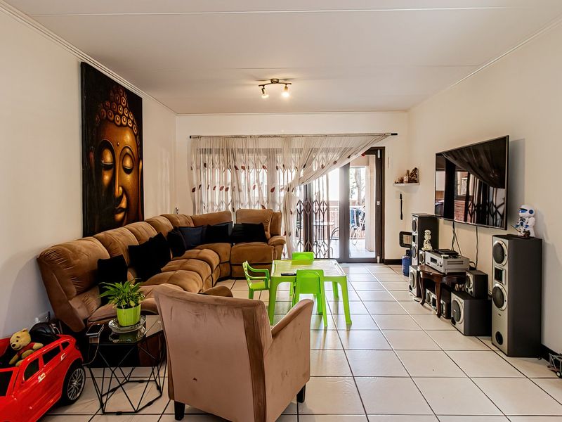 Spacious Garden Apartment Offering Comfort, Privacy & Exceptional Value - Photo 3
