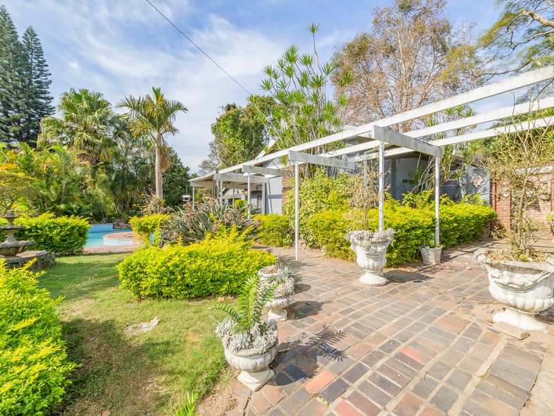 Modern Luxury Auction : Elegant residence with exceptional income potential - Photo 3