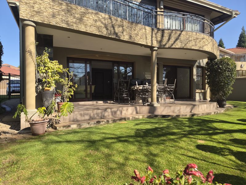 Secure Estate Living! Walk To Reddam! - Photo 2