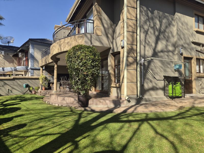 Secure Estate Living! Walk To Reddam! - Photo 1