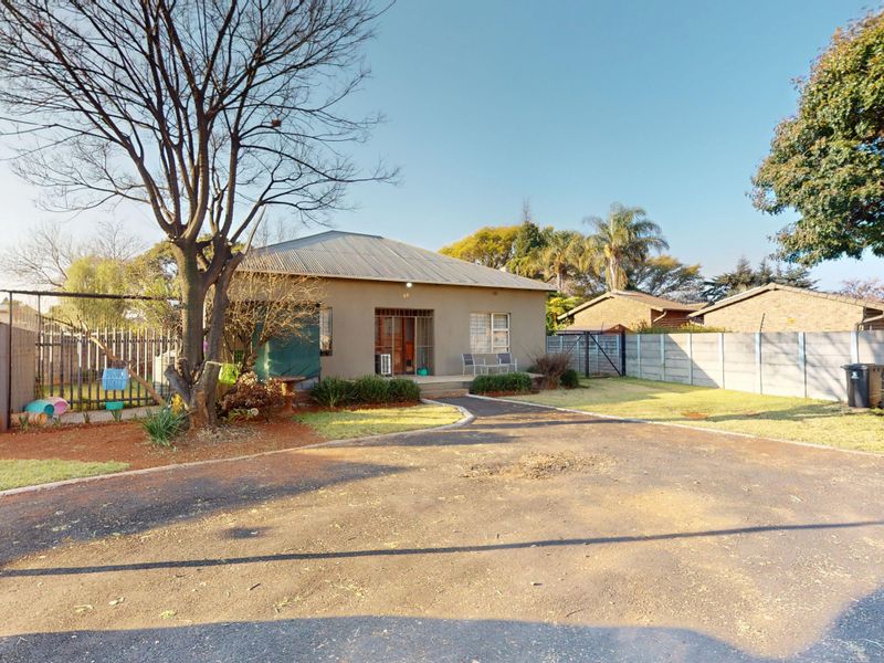 Hidden Gem in the Heart of Witfield – Spacious Family Living in a Peaceful Street - Photo 1
