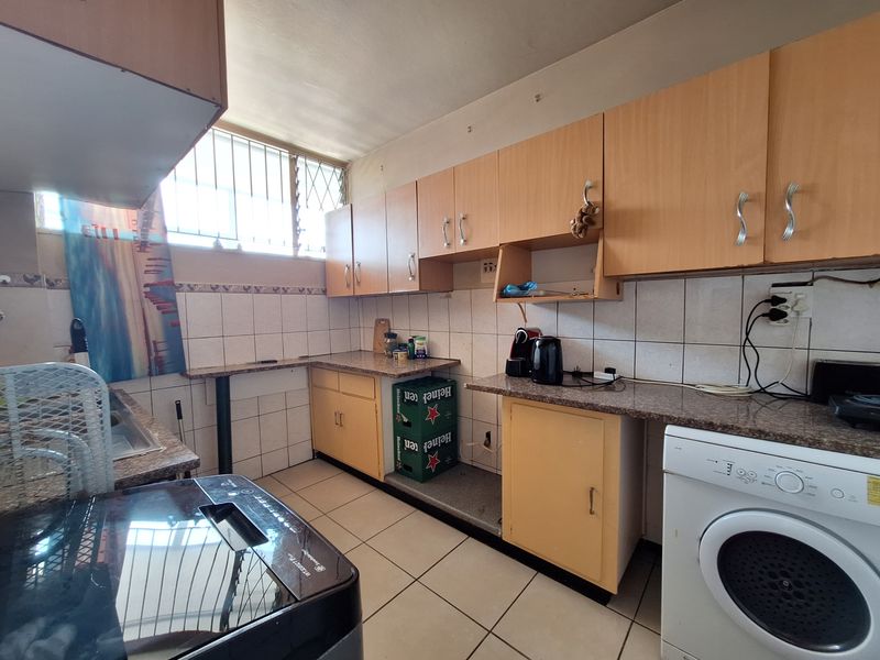 Flat For Sale In Durban - Photo 2