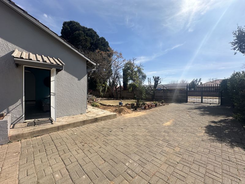 Spacious Family Home with Large Garden in Talbot Park, Klippoortje, Boksburg, - Photo 5