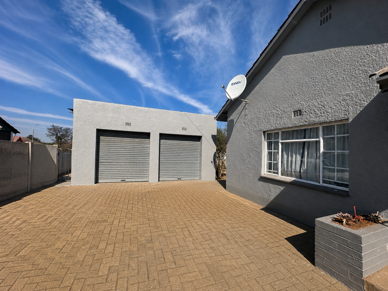 Spacious Family Home with Large Garden in Talbot Park, Klippoortje, Boksburg, - Photo 3