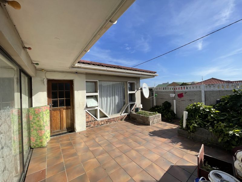 5 Bedroom House for Sale in Quigney - Photo 2