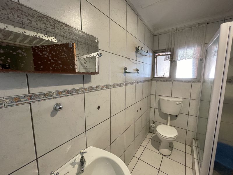 5 Bedroom House for Sale in Quigney - Photo 10