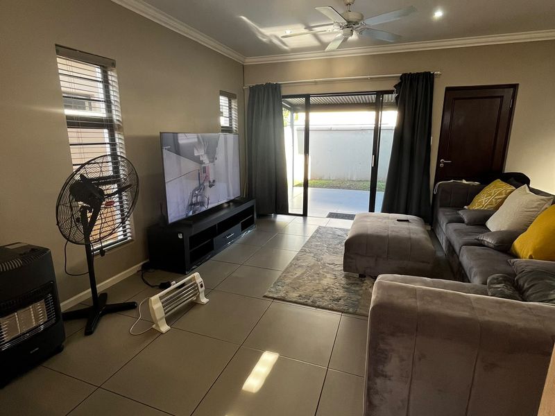 Modern & Secure 2-Bedroom Townhouse in a Well-Maintained Complex - Photo 10