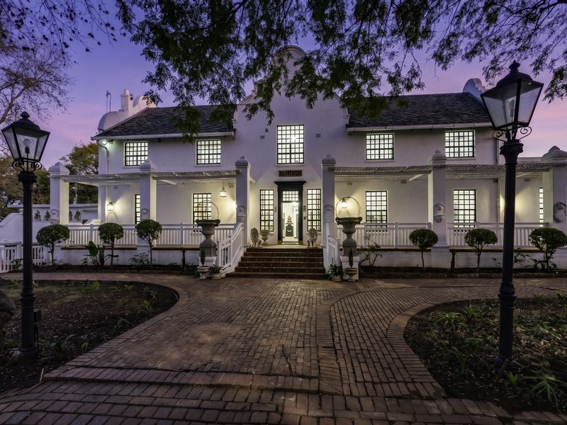 Modern Luxury Auction : Timeless Architectural Classic: 5 bed Main House + 2 x 2 Bed Cottages - Photo 2