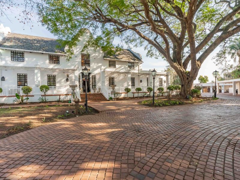 Modern Luxury Auction : Timeless Architectural Classic: 5 bed Main House + 2 x 2 Bed Cottages - Photo 7