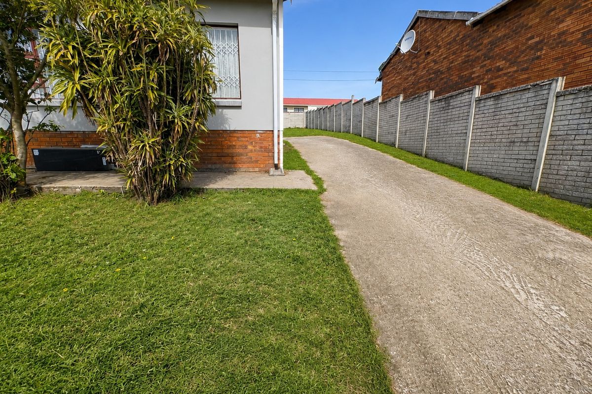Discover the charm of this well-appointed three-bedroom home - Photo 2