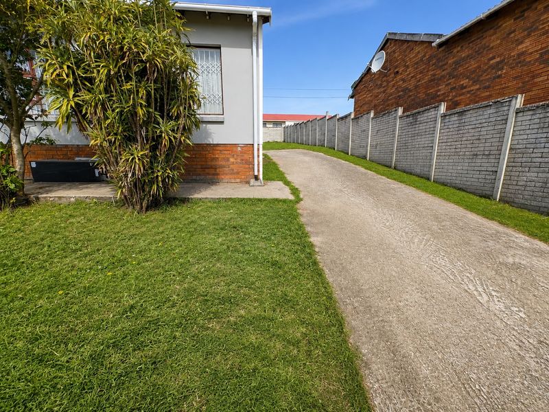 Discover the charm of this well-appointed three-bedroom home - Photo 2