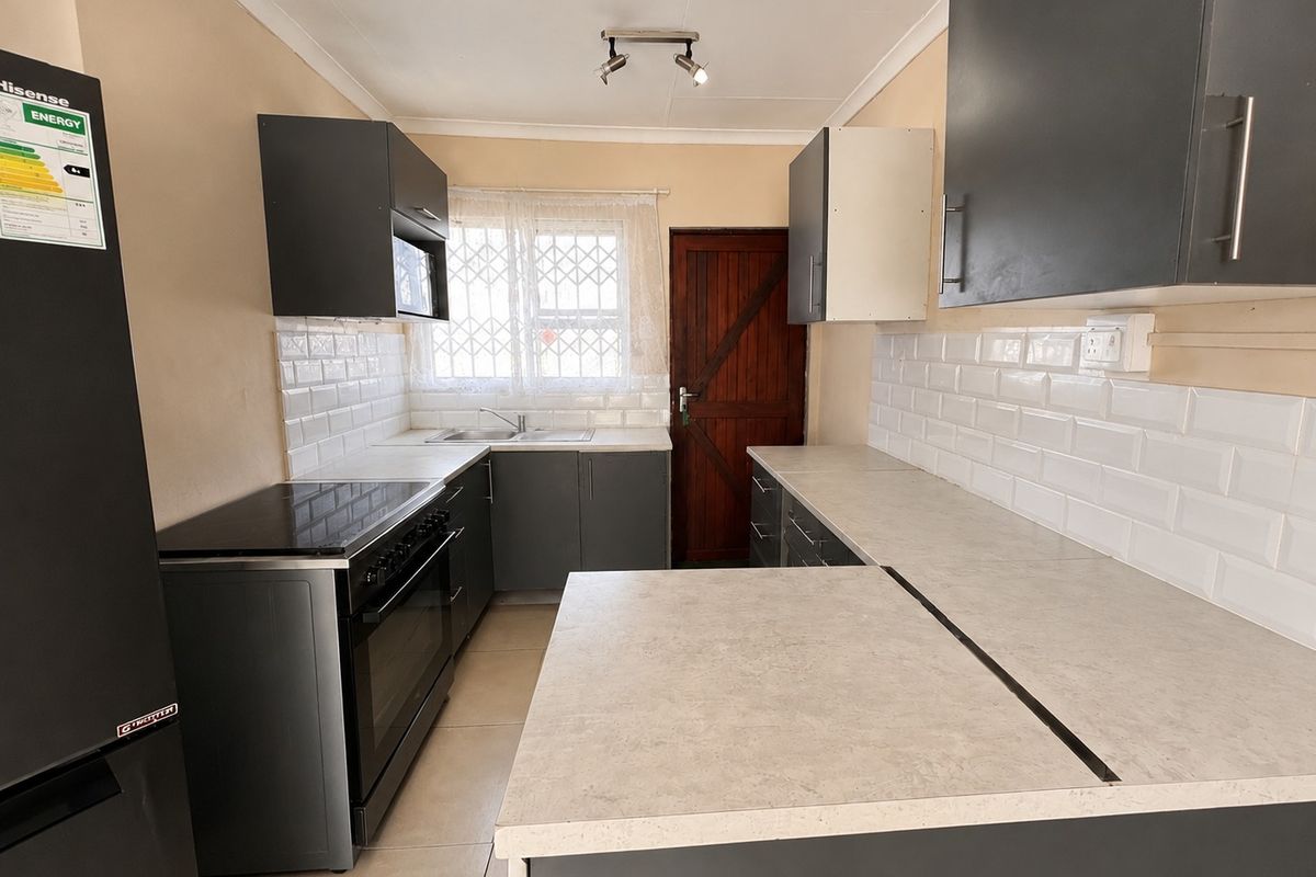 Discover the charm of this well-appointed three-bedroom home - Photo 5