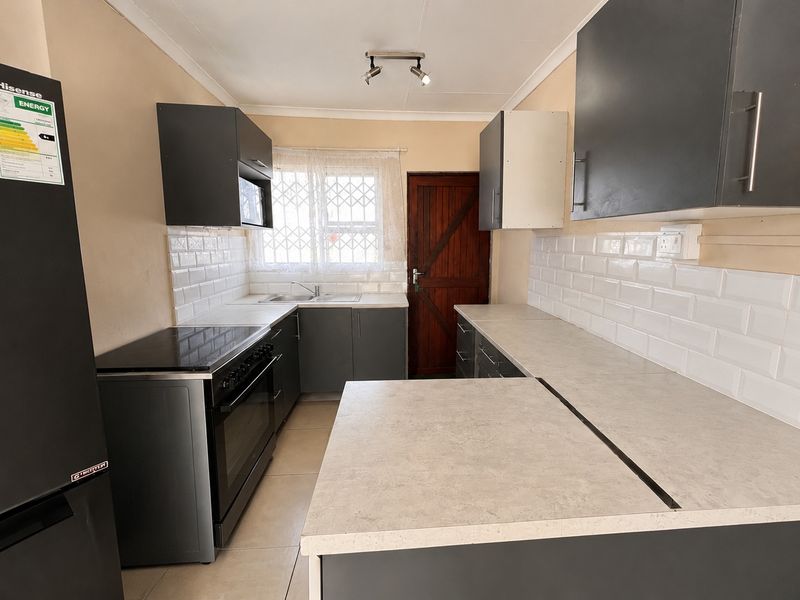 Discover the charm of this well-appointed three-bedroom home - Photo 5