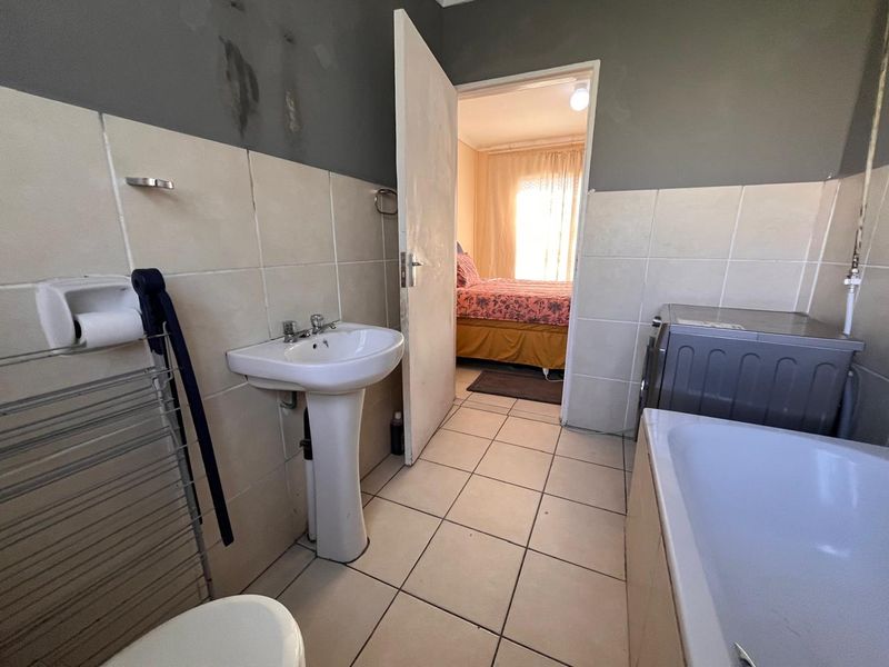 Discover the charm of this well-appointed three-bedroom home - Photo 9
