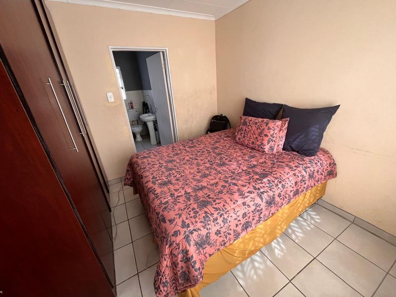 Discover the charm of this well-appointed three-bedroom home - Photo 7