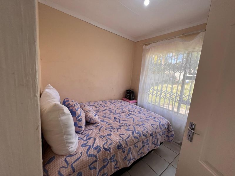 Discover the charm of this well-appointed three-bedroom home - Photo 6
