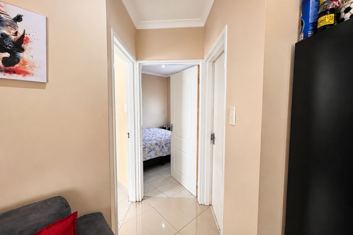 Discover the charm of this well-appointed three-bedroom home - Photo 3
