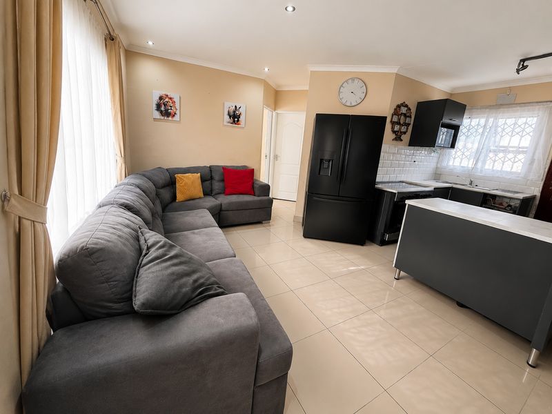 Discover the charm of this well-appointed three-bedroom home - Photo 4