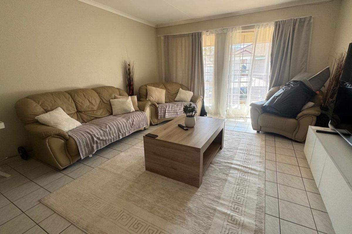 mmaculate 2-Bedroom Townhouse for Sale in Oakdene - Photo 4