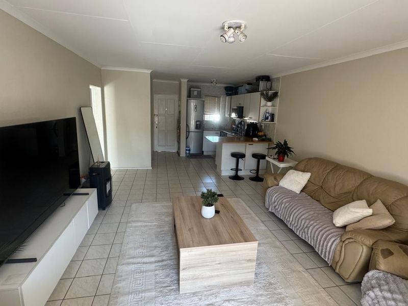 mmaculate 2-Bedroom Townhouse for Sale in Oakdene - Photo 9