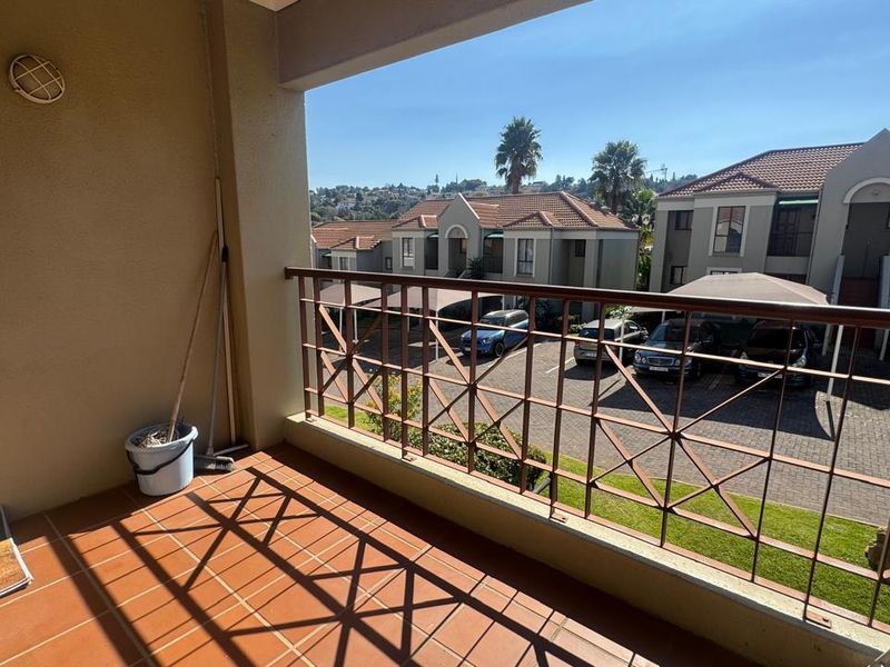 mmaculate 2-Bedroom Townhouse for Sale in Oakdene - Photo 8
