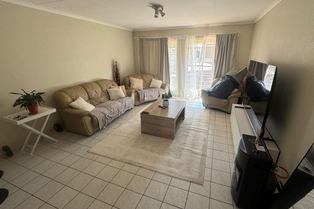 mmaculate 2-Bedroom Townhouse for Sale in Oakdene - Photo 3