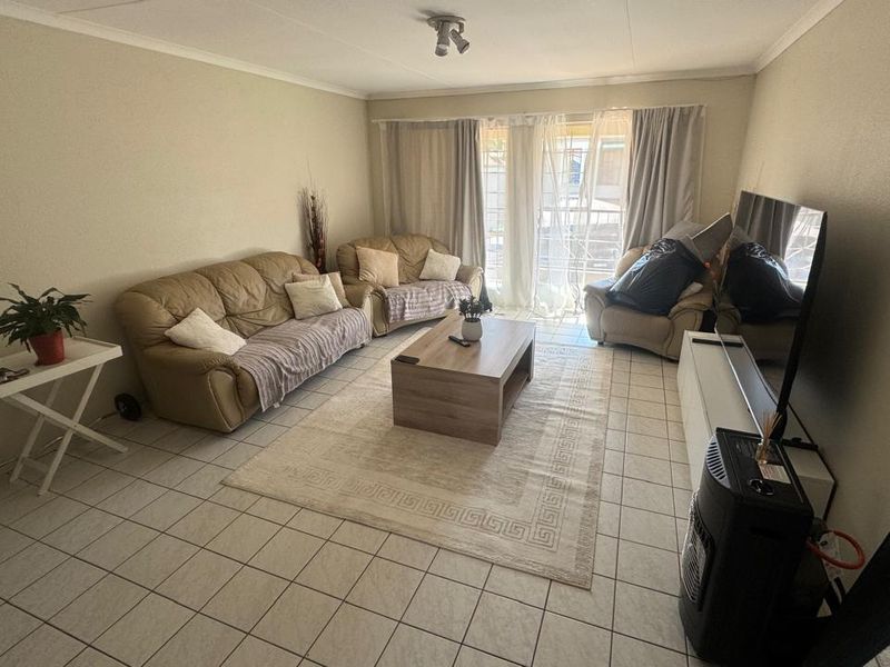 mmaculate 2-Bedroom Townhouse for Sale in Oakdene - Photo 3