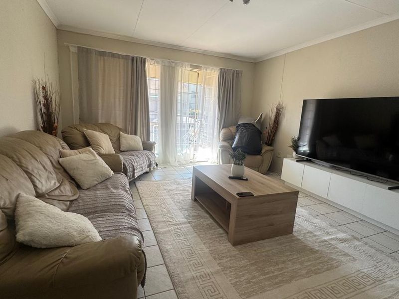 mmaculate 2-Bedroom Townhouse for Sale in Oakdene - Photo 6
