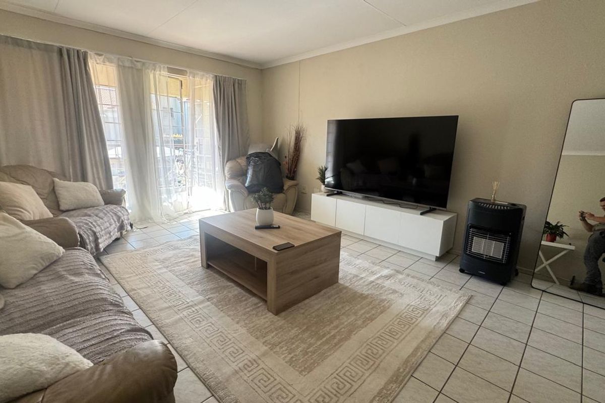 mmaculate 2-Bedroom Townhouse for Sale in Oakdene - Photo 5