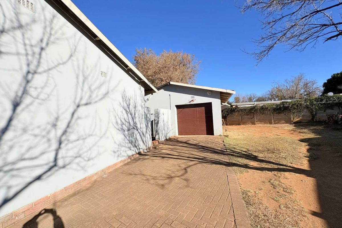 Charming 3-Bedroom Freestanding Home with Pool and Spacious Garden - Photo 3