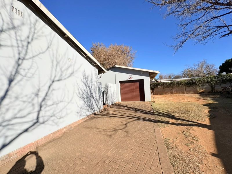 Charming 3-Bedroom Freestanding Home with Pool and Spacious Garden - Photo 3