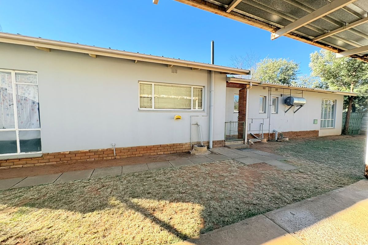 Charming 3-Bedroom Freestanding Home with Pool and Spacious Garden - Photo 5