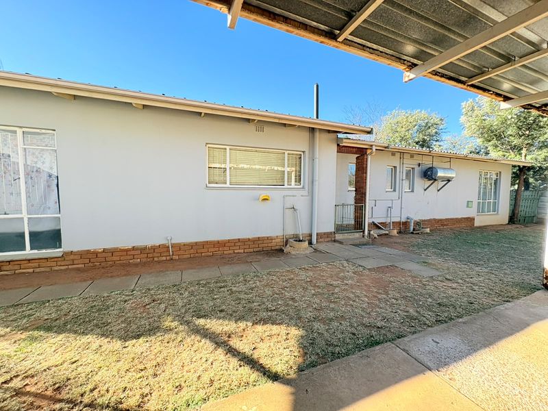 Charming 3-Bedroom Freestanding Home with Pool and Spacious Garden - Photo 5