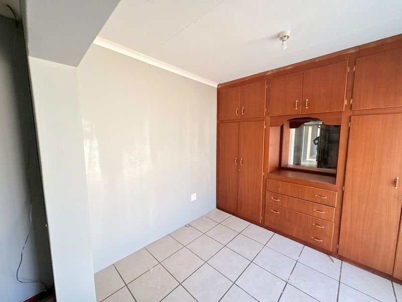 Charming 3-Bedroom Freestanding Home with Pool and Spacious Garden - Photo 9