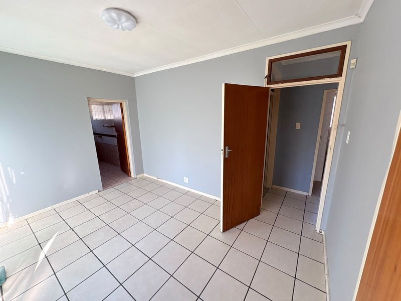 Charming 3-Bedroom Freestanding Home with Pool and Spacious Garden - Photo 10