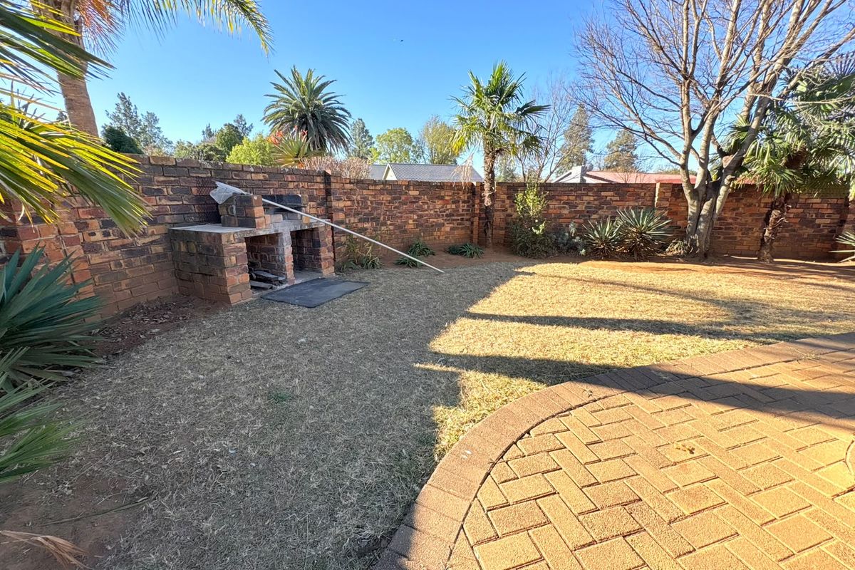 Charming 3-Bedroom Freestanding Home with Pool and Spacious Garden - Photo 2
