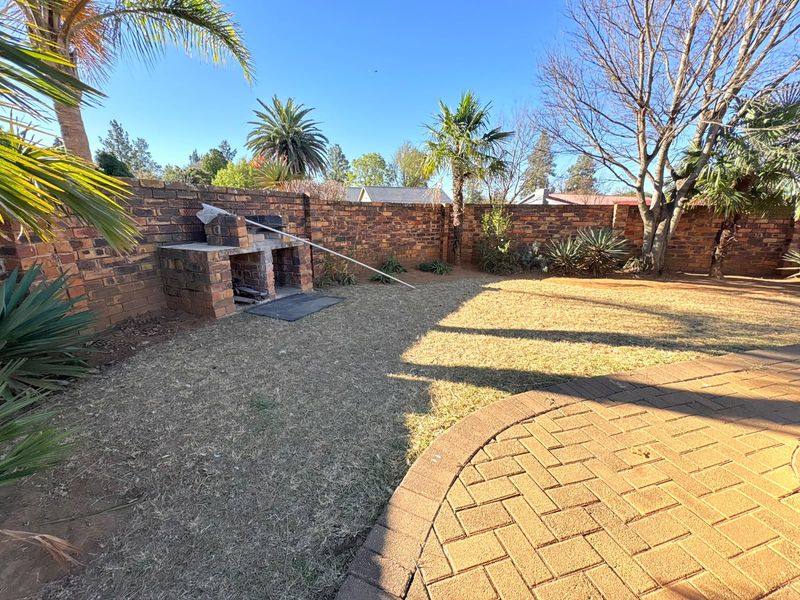 Charming 3-Bedroom Freestanding Home with Pool and Spacious Garden - Photo 2