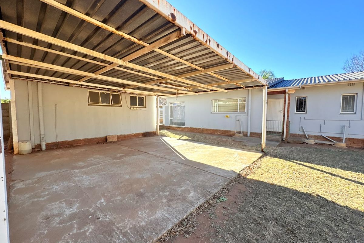 Charming 3-Bedroom Freestanding Home with Pool and Spacious Garden - Photo 4