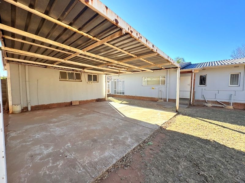 Charming 3-Bedroom Freestanding Home with Pool and Spacious Garden - Photo 4