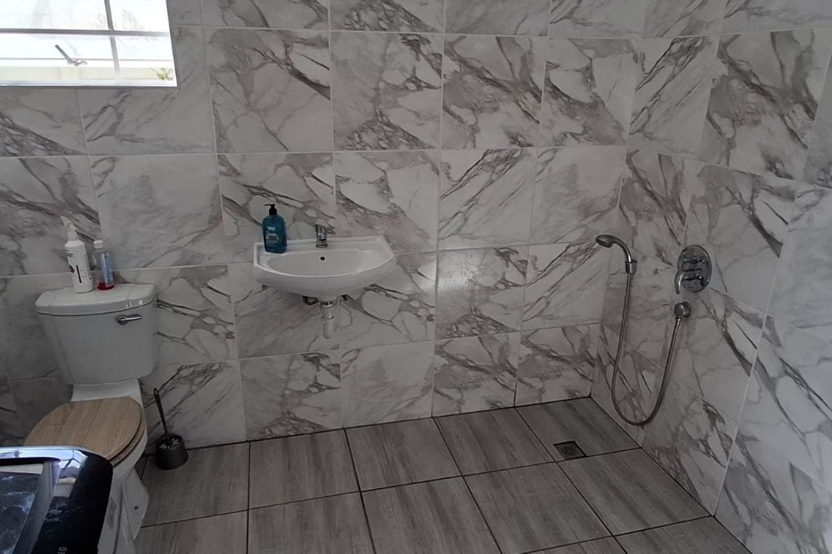 Spacious family home on income generating property with 2 flats in Gonubie - Photo 5