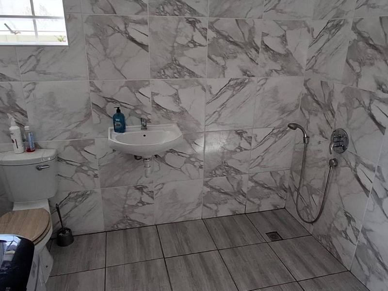 Spacious family home on income generating property with 2 flats in Gonubie - Photo 5