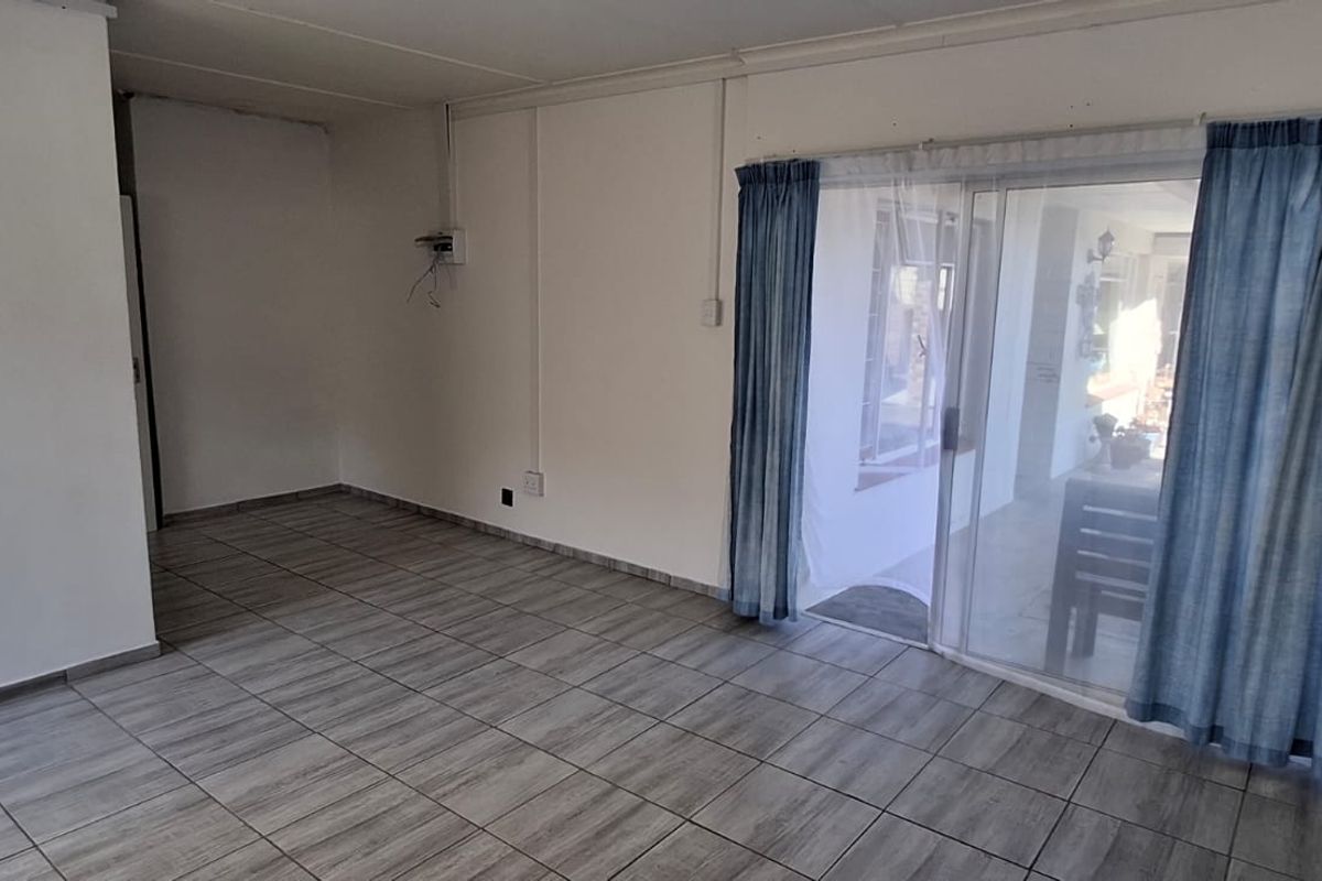 Spacious family home on income generating property with 2 flats in Gonubie - Photo 3